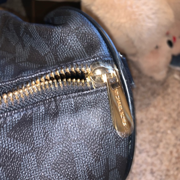 Michael Kors duffle bag - Picture 7 of 8